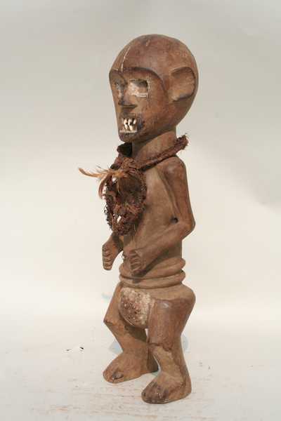 KUMU(statue), d`afrique : rep.dem.Congo, statuette KUMU(statue), masque ancien africain KUMU(statue), art du rep.dem.Congo - Art Africain, collection privées Belgique. Statue africaine de la tribu des KUMU(statue), provenant du rep.dem.Congo, 1445/1380.Statue Kumu h.52cm.fétiche fort impressionnant.Femme debout avec toutes ses charges magiques et ses vrais dents implantées dans sa bouche. Les statues sont gardées dans une Hutte.bois,vrais dents,fibres, plumes.1ère moitié du 20eme sc.(Minga Zaire 1969)

Indrukwekkende Kumu fetish h.52cm.Het is een rechtstaande vrouw met al haar magische ladingen,haar echte ingeplante tanden.De halssnoer gemaakt uit vezels en pluim.Deze
beelden werden in een afzonderlijke hut bewaard.1ste helft van de 20ste eeuw.(Minga Zaire 1969). art,culture,masque,statue,statuette,pot,ivoire,exposition,expo,masque original,masques,statues,statuettes,pots,expositions,expo,masques originaux,collectionneur d`art,art africain,culture africaine,masque africain,statue africaine,statuette africaine,pot africain,ivoire africain,exposition africain,expo africain,masque origina africainl,masques africains,statues africaines,statuettes africaines,pots africains,expositions africaines,expo africaines,masques originaux  africains,collectionneur d`art africain